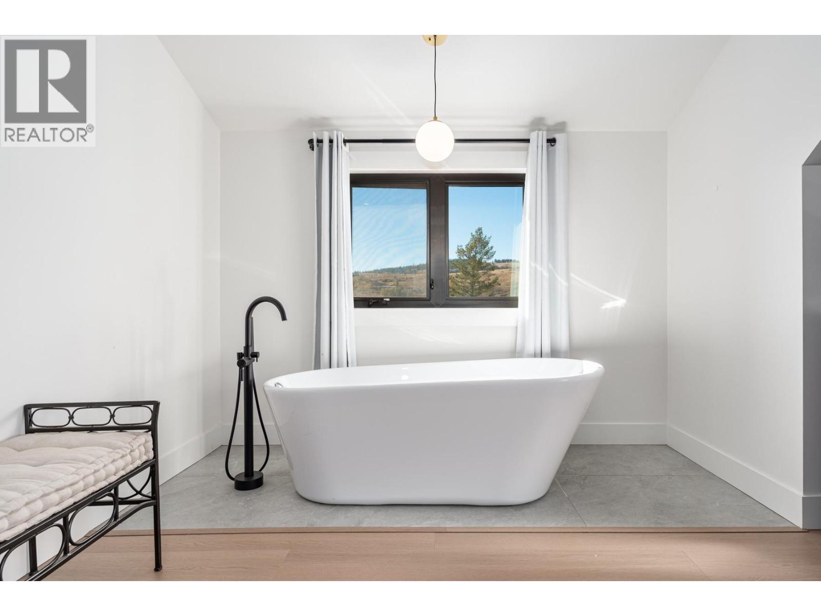 272 Goose Lake Road, Kamloops, BC - Indoor Photo Showing Bathroom