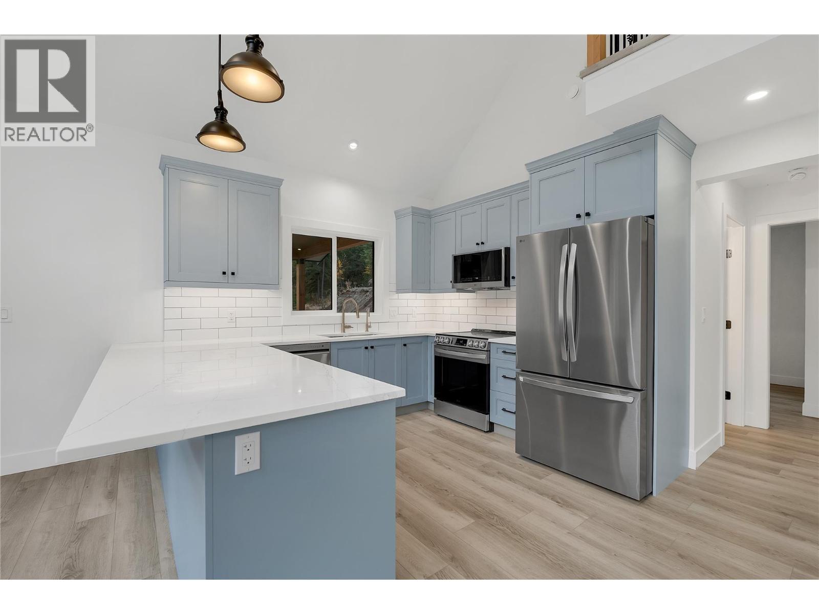 645 Grand Oro Road, Kaleden, BC - Indoor Photo Showing Kitchen With Upgraded Kitchen