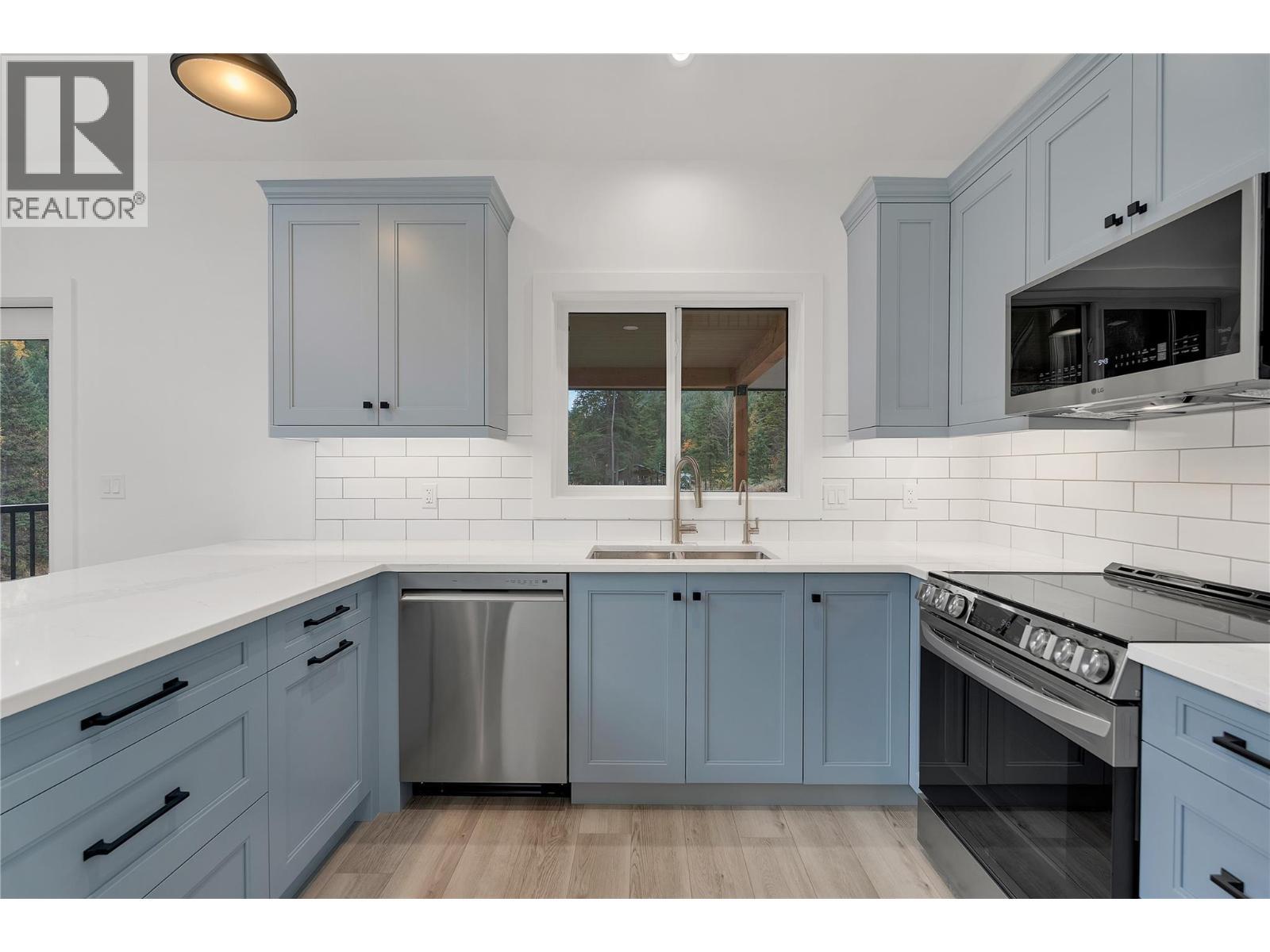 645 Grand Oro Road, Kaleden, BC - Indoor Photo Showing Kitchen With Upgraded Kitchen