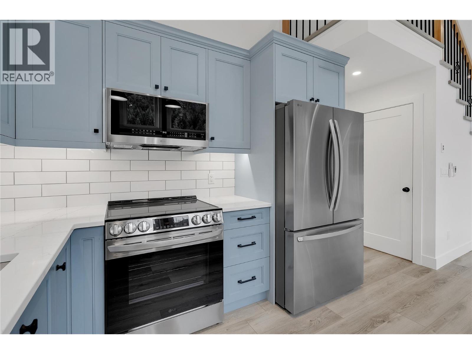 645 Grand Oro Road, Kaleden, BC - Indoor Photo Showing Kitchen With Upgraded Kitchen