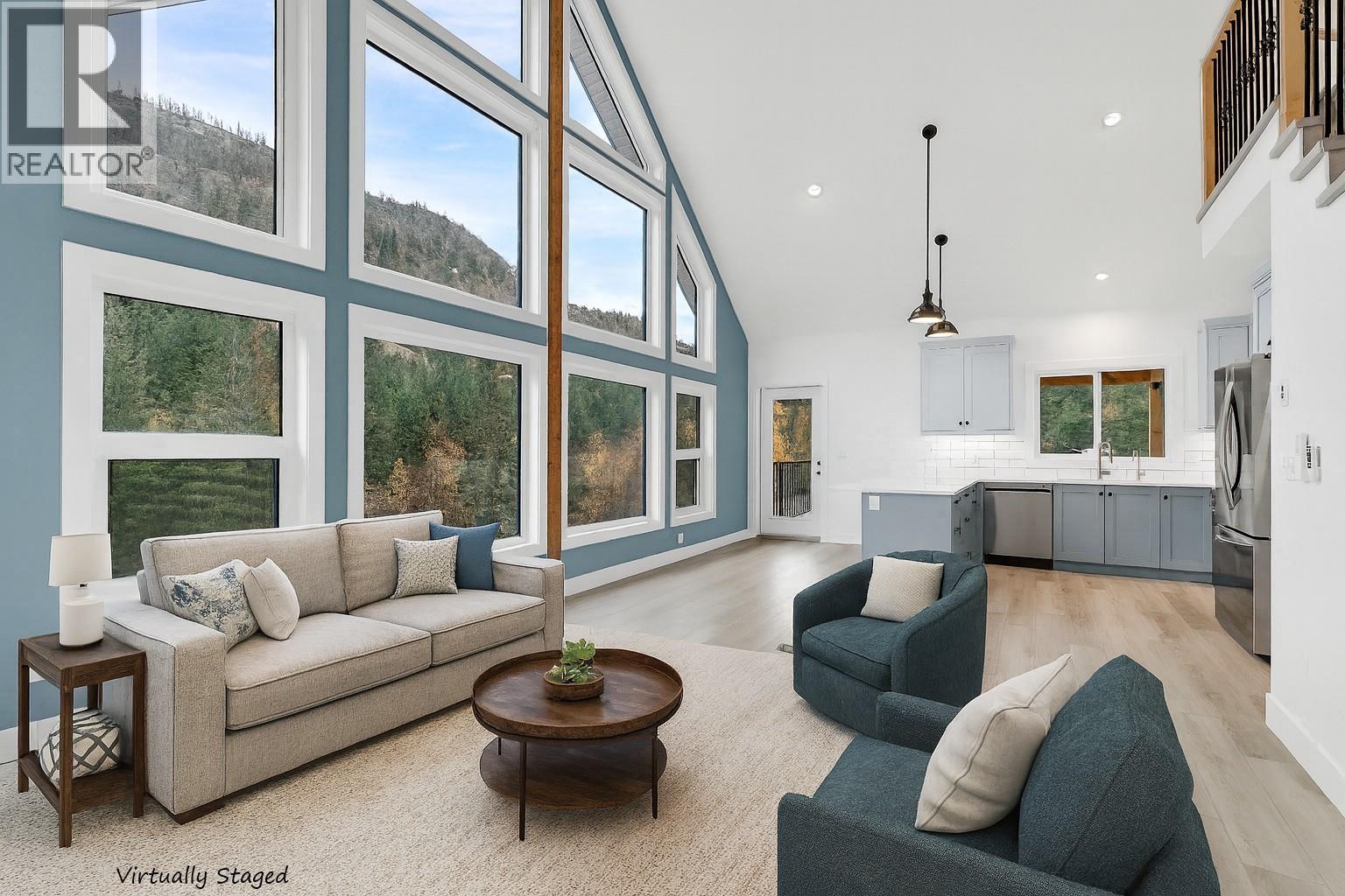 645 Grand Oro Road, Kaleden, BC - Indoor Photo Showing Living Room