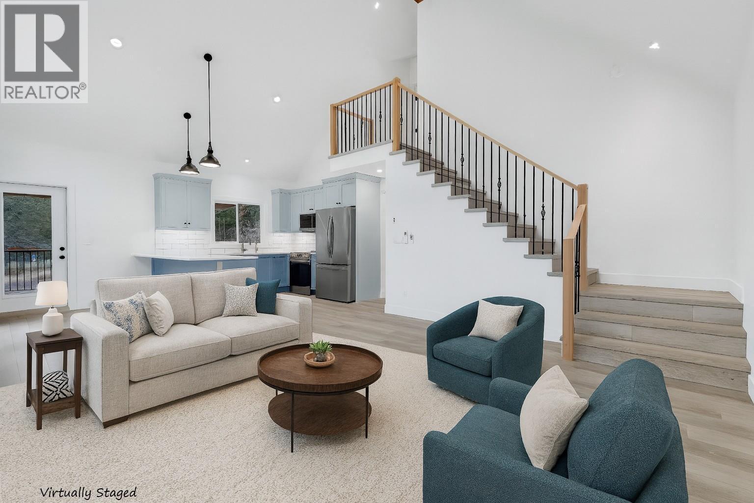 645 Grand Oro Road, Kaleden, BC - Indoor Photo Showing Living Room