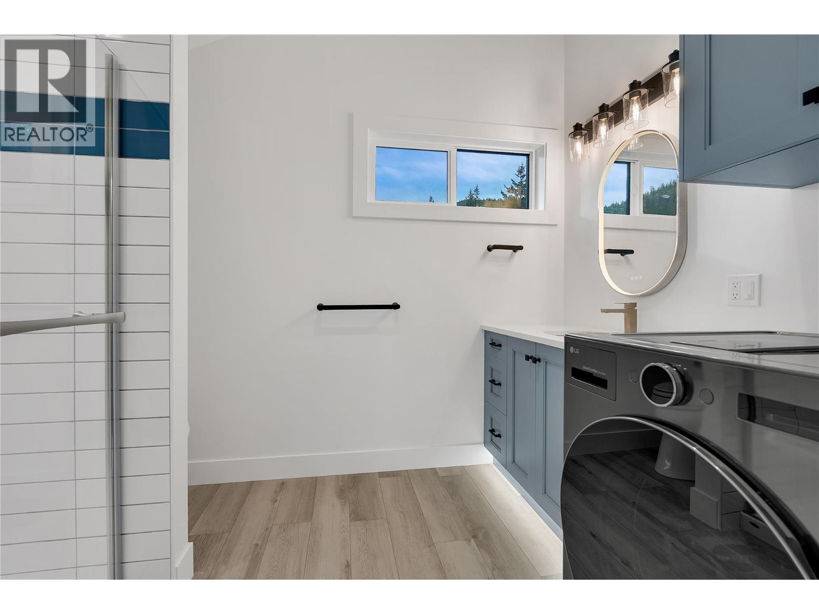 645 Grand Oro Road, Kaleden, BC - Indoor Photo Showing Laundry Room