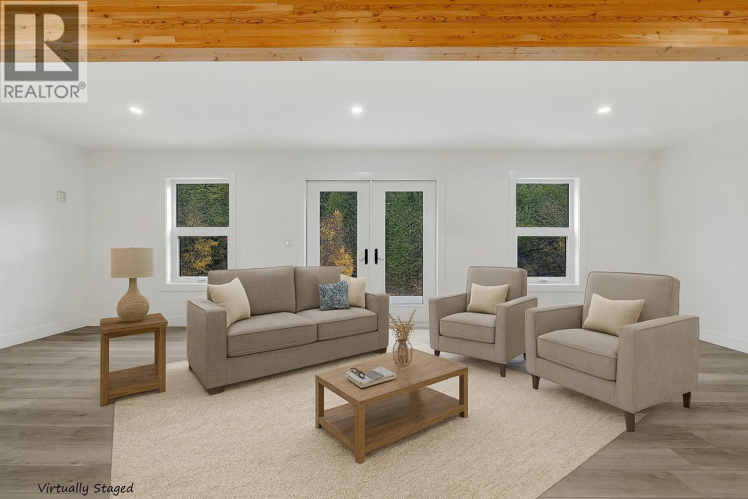 645 Grand Oro Road, Kaleden, BC - Indoor Photo Showing Living Room