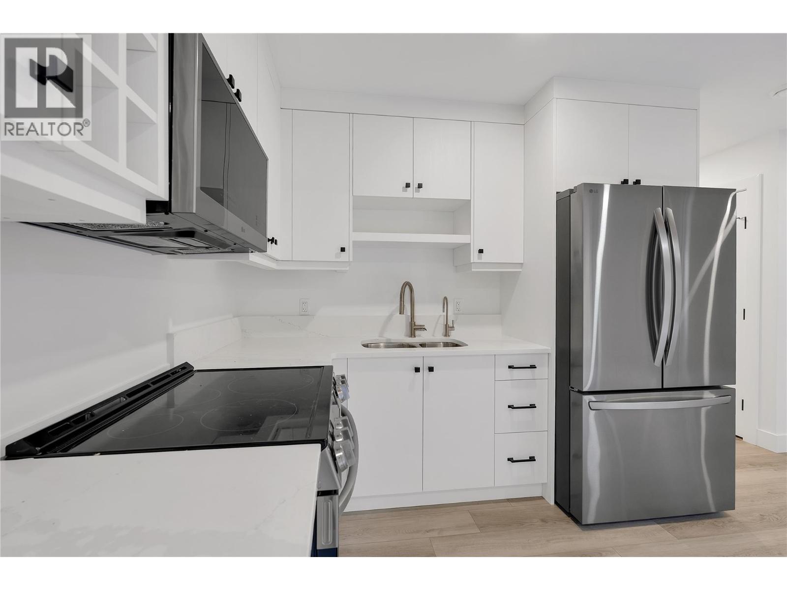 645 Grand Oro Road, Kaleden, BC - Indoor Photo Showing Kitchen