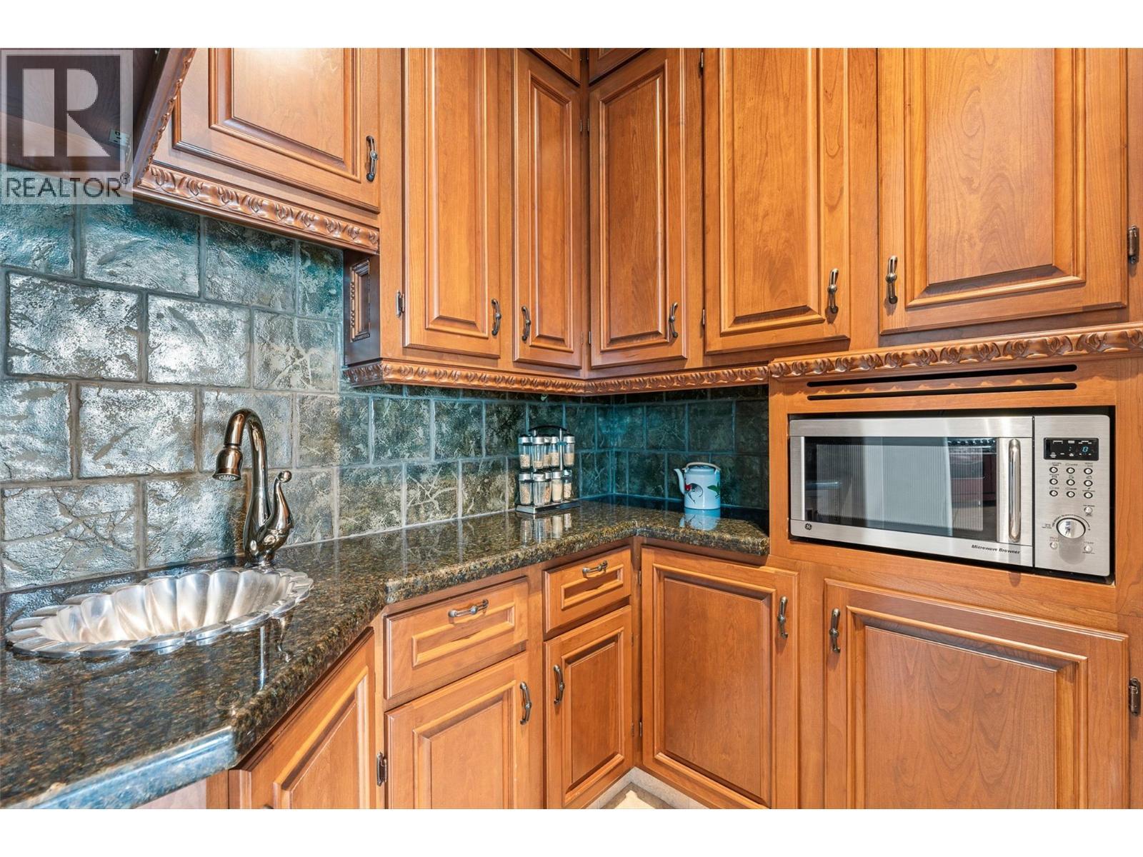 2543 Lucinde Road, West Kelowna, BC - Indoor Photo Showing Kitchen
