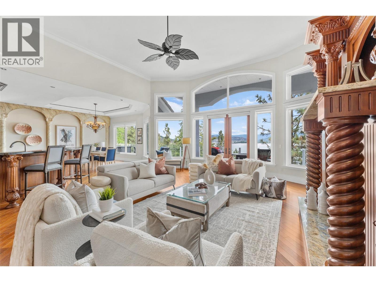 2543 Lucinde Road, West Kelowna, BC - Indoor Photo Showing Living Room
