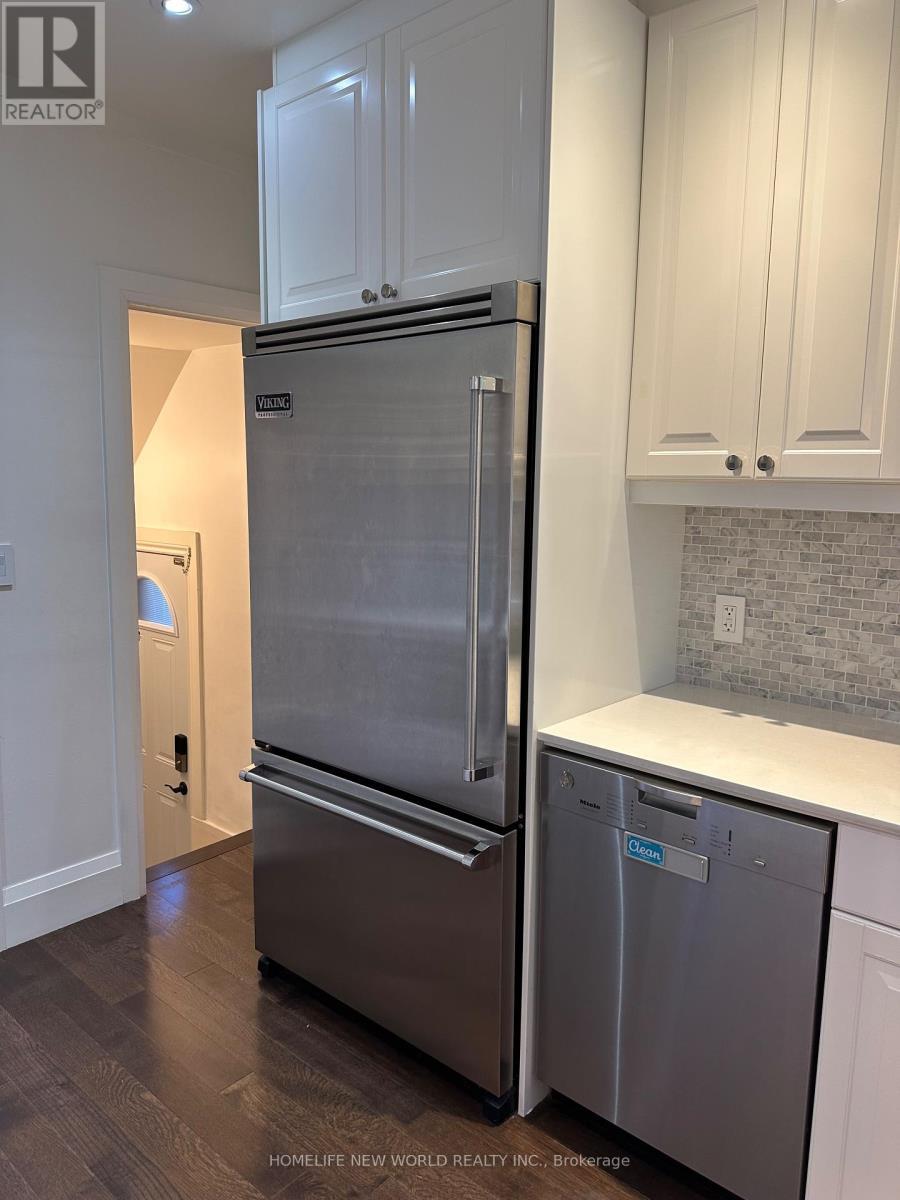 1621 Mount Pleasant Road, Toronto, ON - Indoor Photo Showing Kitchen