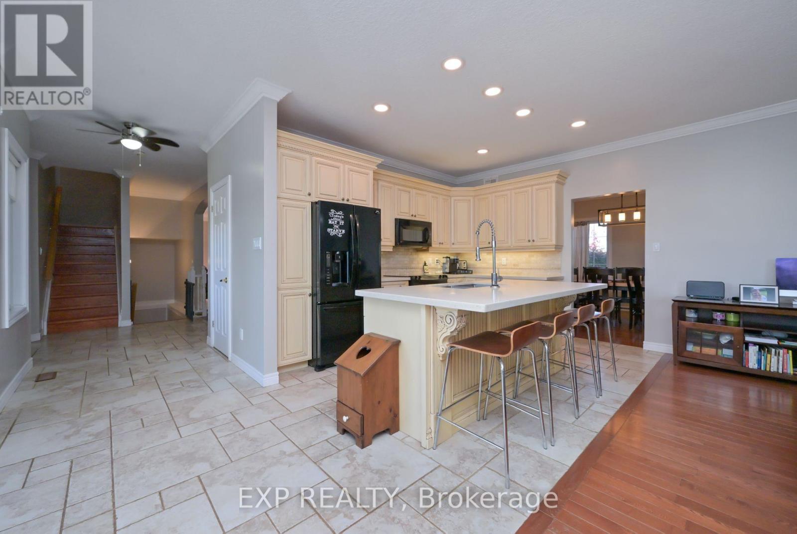 Family Oriented Space - 434499 4Th Line, Amaranth, ON - Indoor