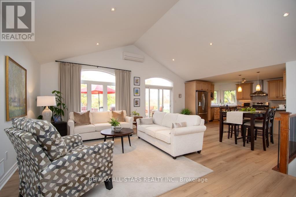 120 Victoria Drive, Kawartha Lakes (Fenelon), ON - Indoor Photo Showing Living Room