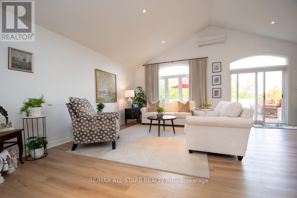 120 Victoria Drive, Kawartha Lakes (Fenelon), ON - Indoor Photo Showing Living Room