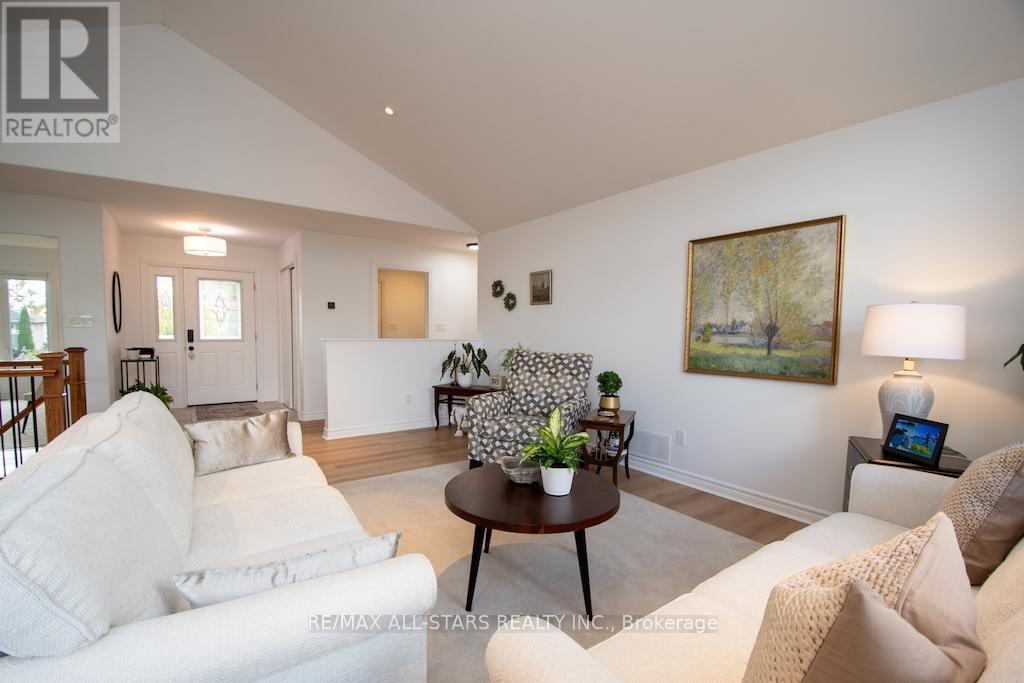 120 Victoria Drive, Kawartha Lakes (Fenelon), ON - Indoor Photo Showing Living Room