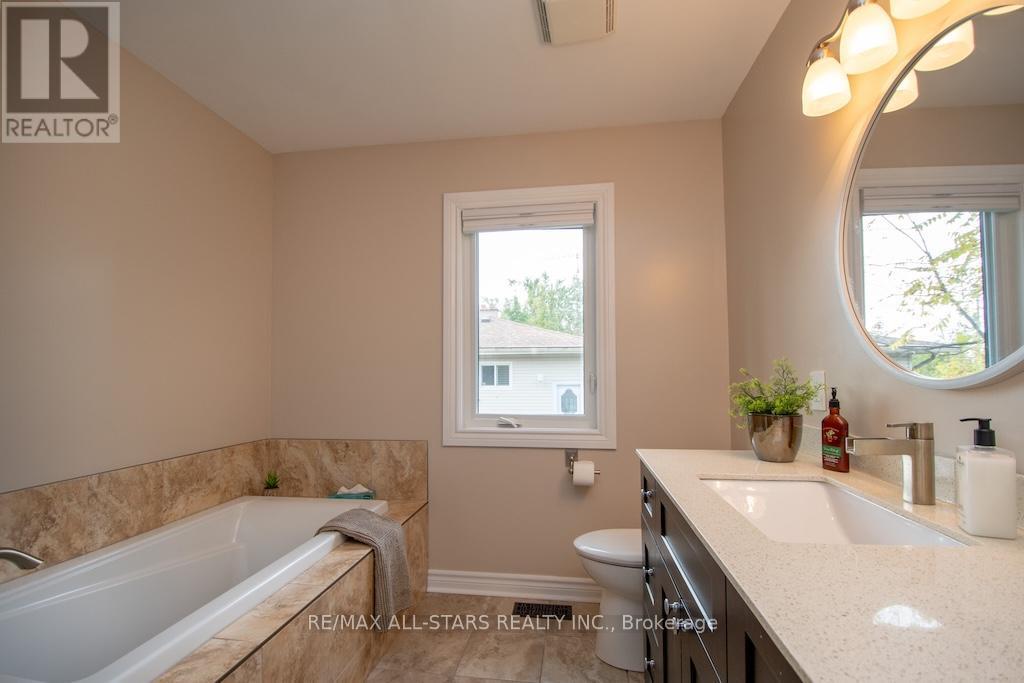 120 Victoria Drive, Kawartha Lakes (Fenelon), ON - Indoor Photo Showing Bathroom