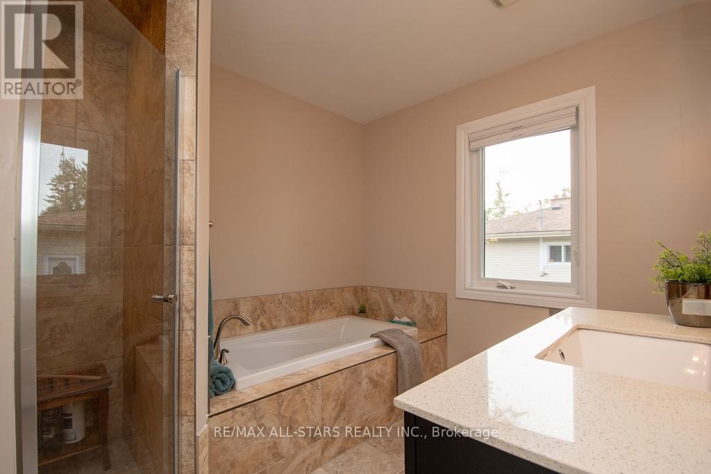 120 Victoria Drive, Kawartha Lakes (Fenelon), ON - Indoor Photo Showing Bathroom