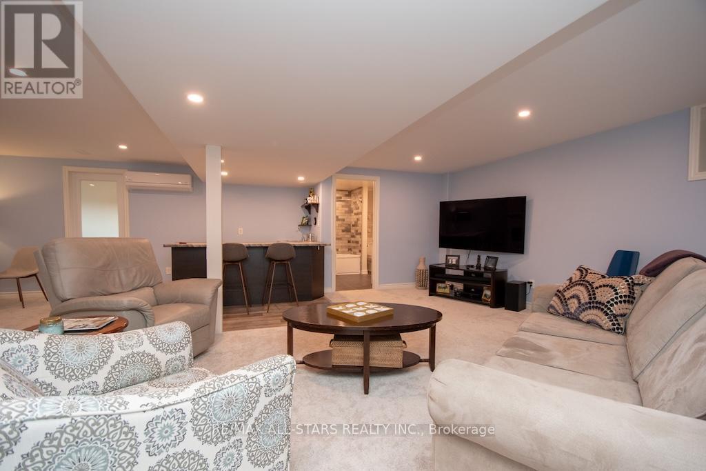 120 Victoria Drive, Kawartha Lakes (Fenelon), ON - Indoor Photo Showing Living Room