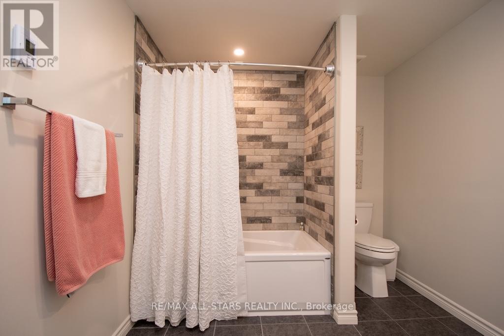 120 Victoria Drive, Kawartha Lakes (Fenelon), ON - Indoor Photo Showing Bathroom