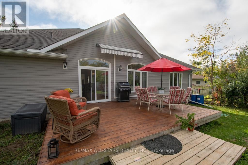 120 Victoria Drive, Kawartha Lakes (Fenelon), ON - Outdoor With Deck Patio Veranda With Exterior
