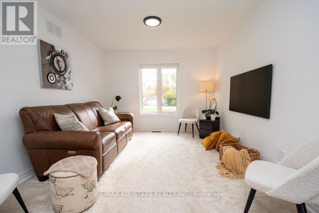 120 Victoria Drive, Kawartha Lakes (Fenelon), ON - Indoor Photo Showing Living Room