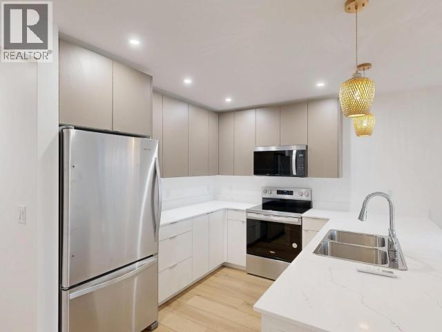7156 Edgehill Crescent, Powell River, BC - Indoor Photo Showing Kitchen With Double Sink With Upgraded Kitchen