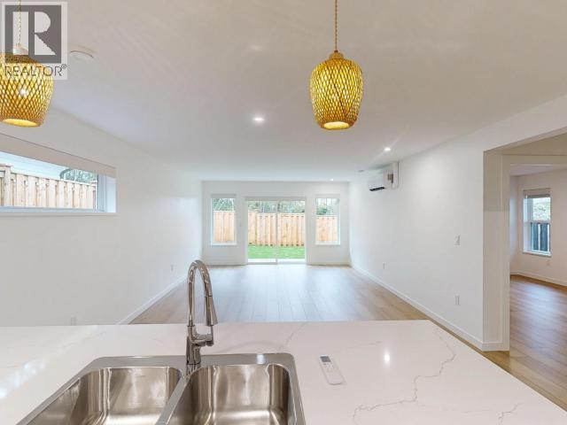7156 Edgehill Crescent, Powell River, BC - Indoor Photo Showing Kitchen With Double Sink