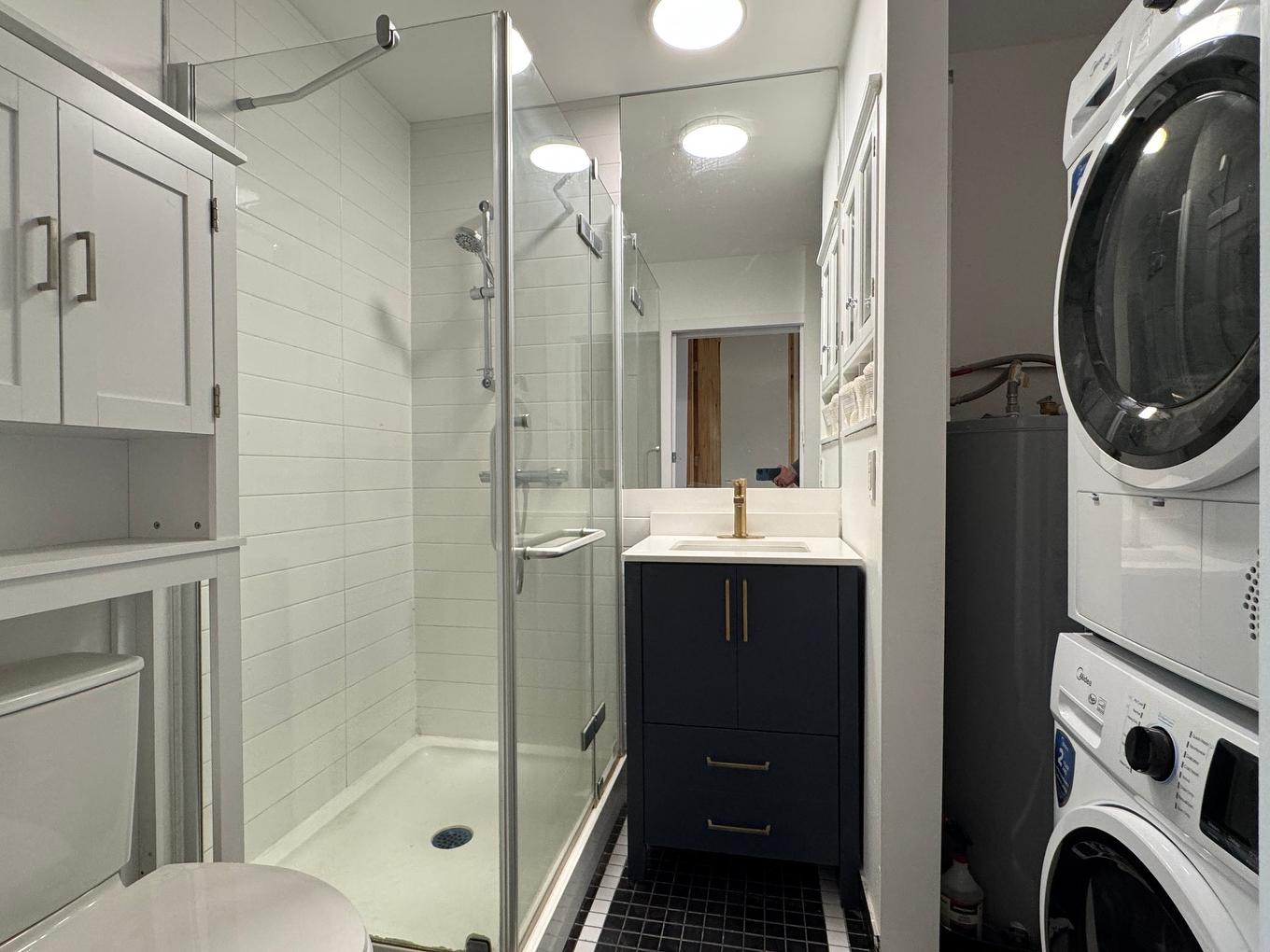 Bathroom - 4526 Rue Chambord, Montréal (Le Plateau-Mont-Royal), QC - Indoor Photo Showing Laundry Room