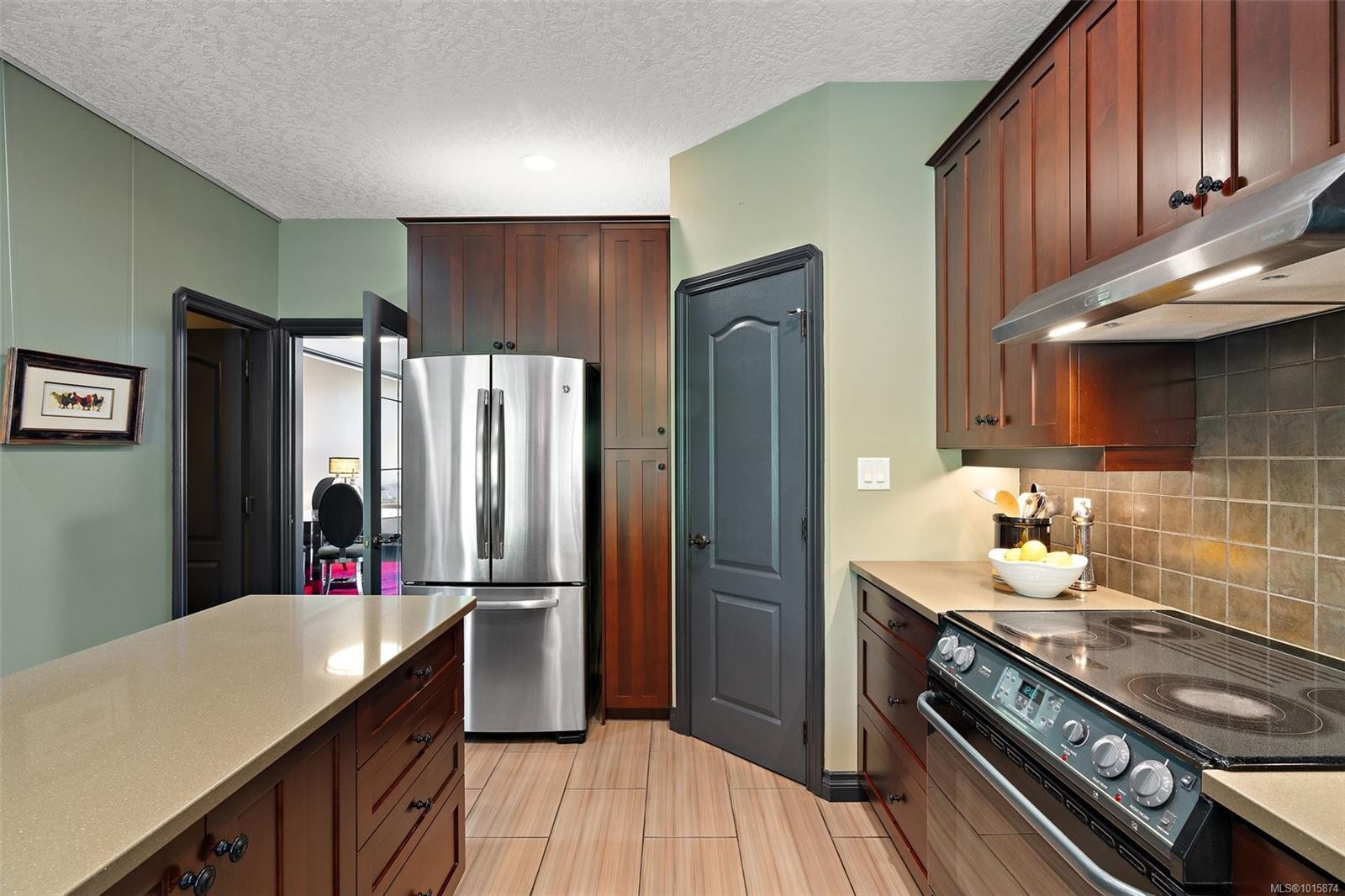 9715 Second St, Sidney, BC - Indoor Photo Showing Kitchen