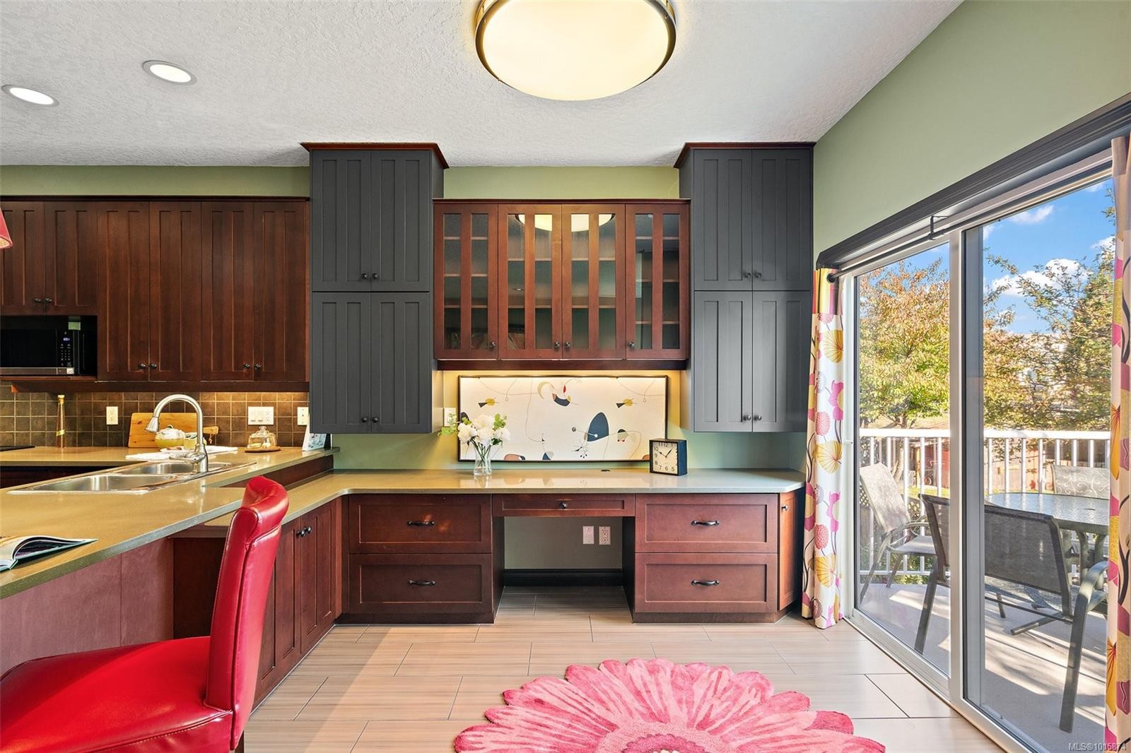9715 Second St, Sidney, BC - Indoor Photo Showing Kitchen With Double Sink
