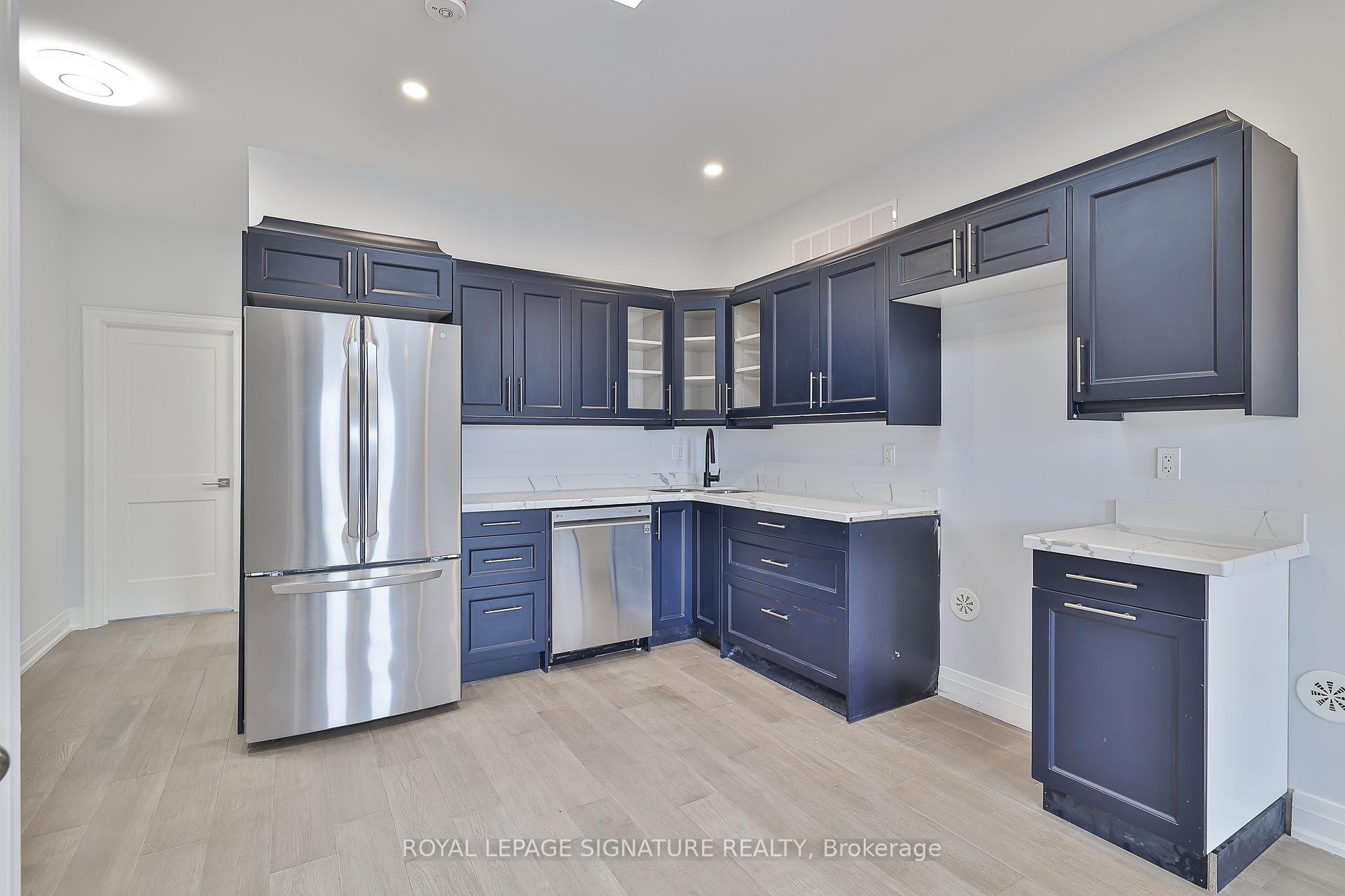 Third-60 Belvidere Avenue, Toronto, ON - Indoor Photo Showing Kitchen With Stainless Steel Kitchen