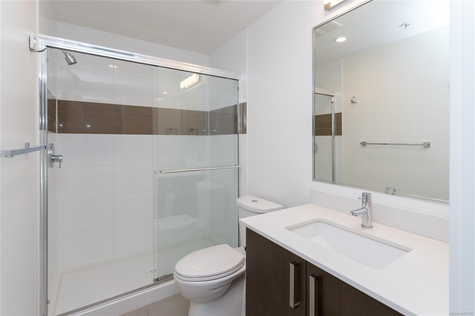201-290 Wilfert Rd, View Royal, BC - Indoor Photo Showing Bathroom