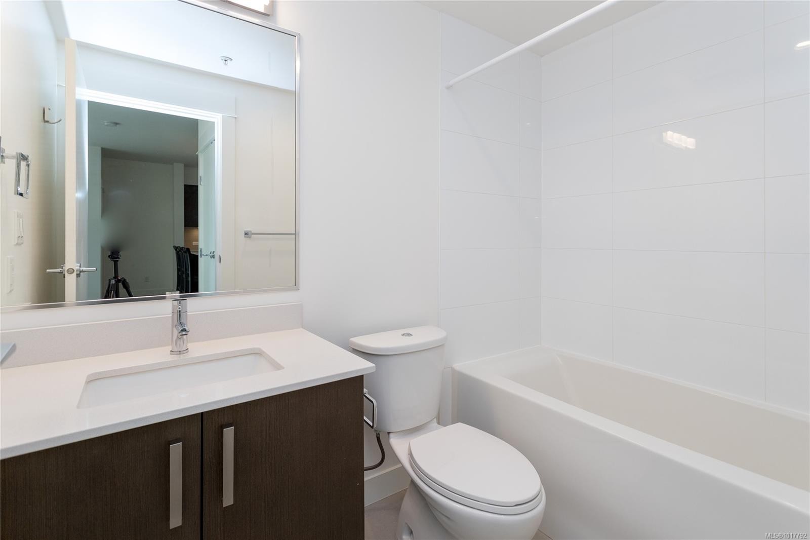201-290 Wilfert Rd, View Royal, BC - Indoor Photo Showing Bathroom