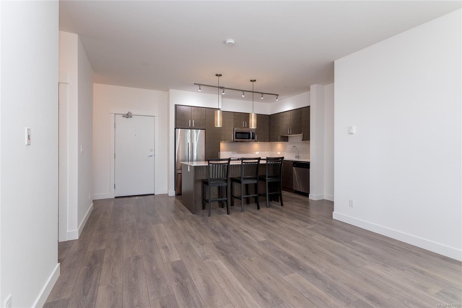 201-290 Wilfert Rd, View Royal, BC - Indoor Photo Showing Kitchen