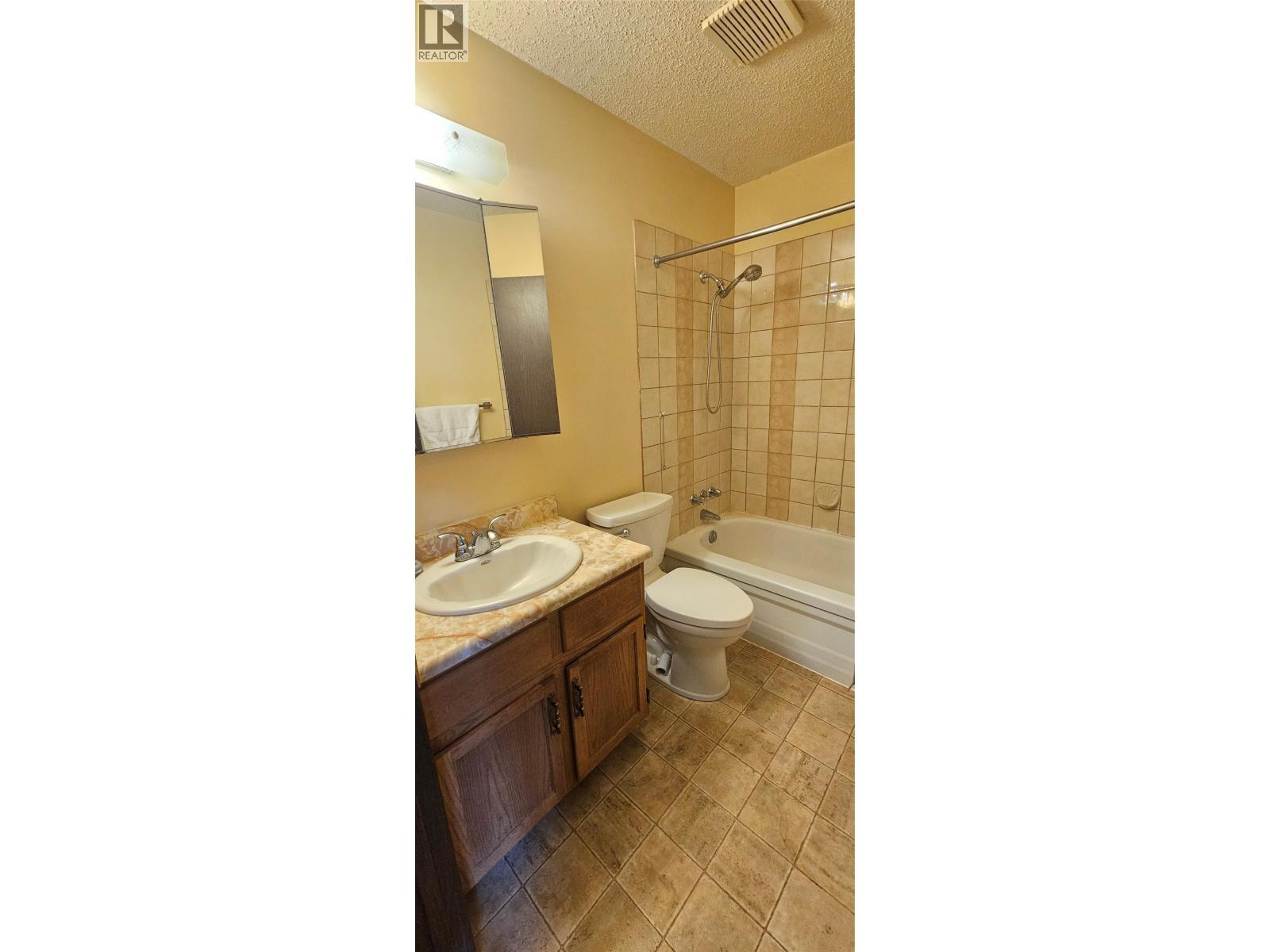 The main bathroom - 1234 Hickory Crescent, Sparwood, BC - Indoor Photo Showing Bathroom