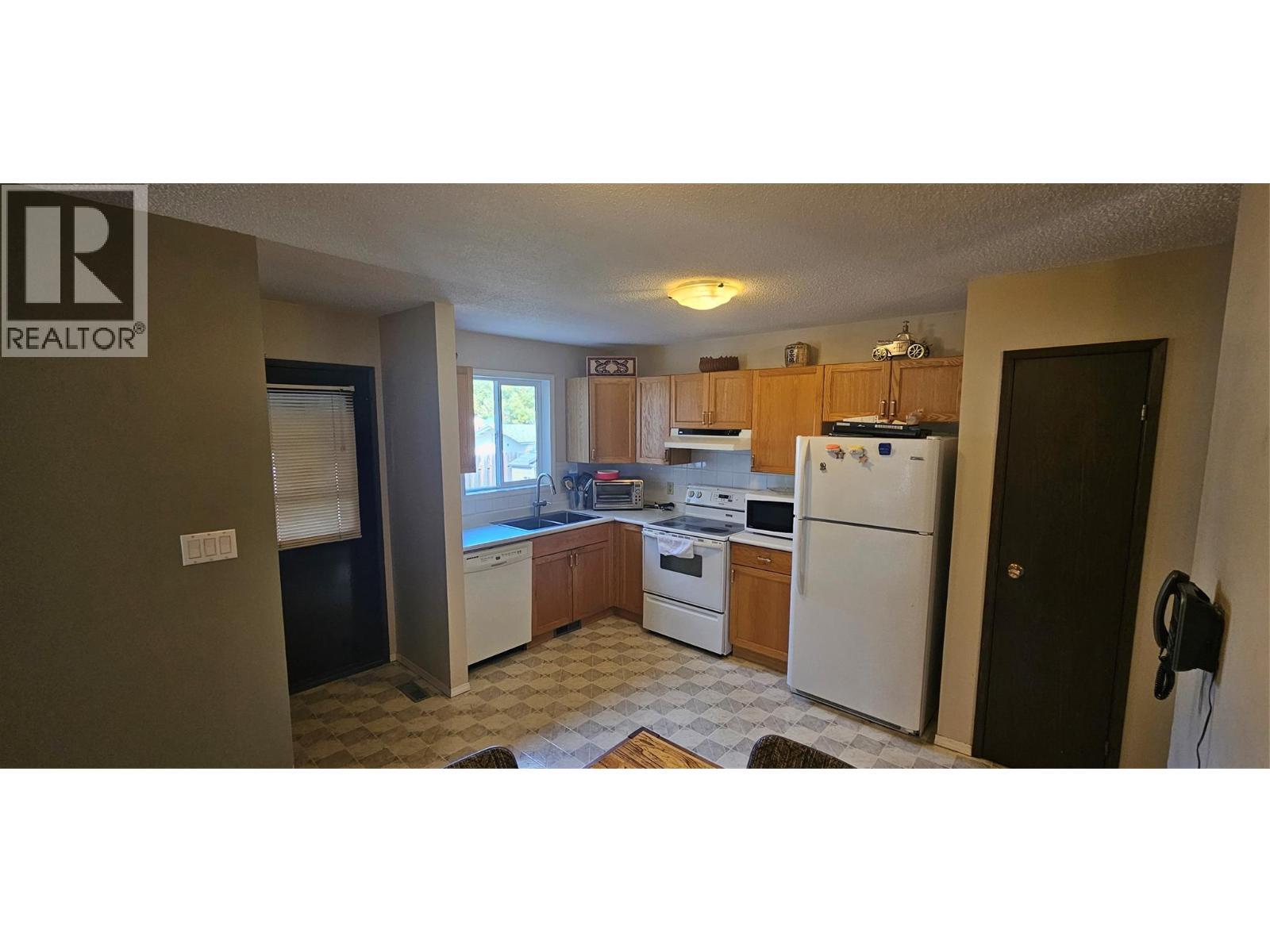 1234 Hickory Crescent, Sparwood, BC - Indoor Photo Showing Kitchen With Double Sink