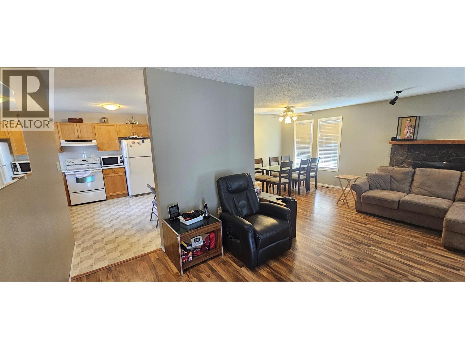 1234 Hickory Crescent, Sparwood, BC - Indoor Photo Showing Living Room
