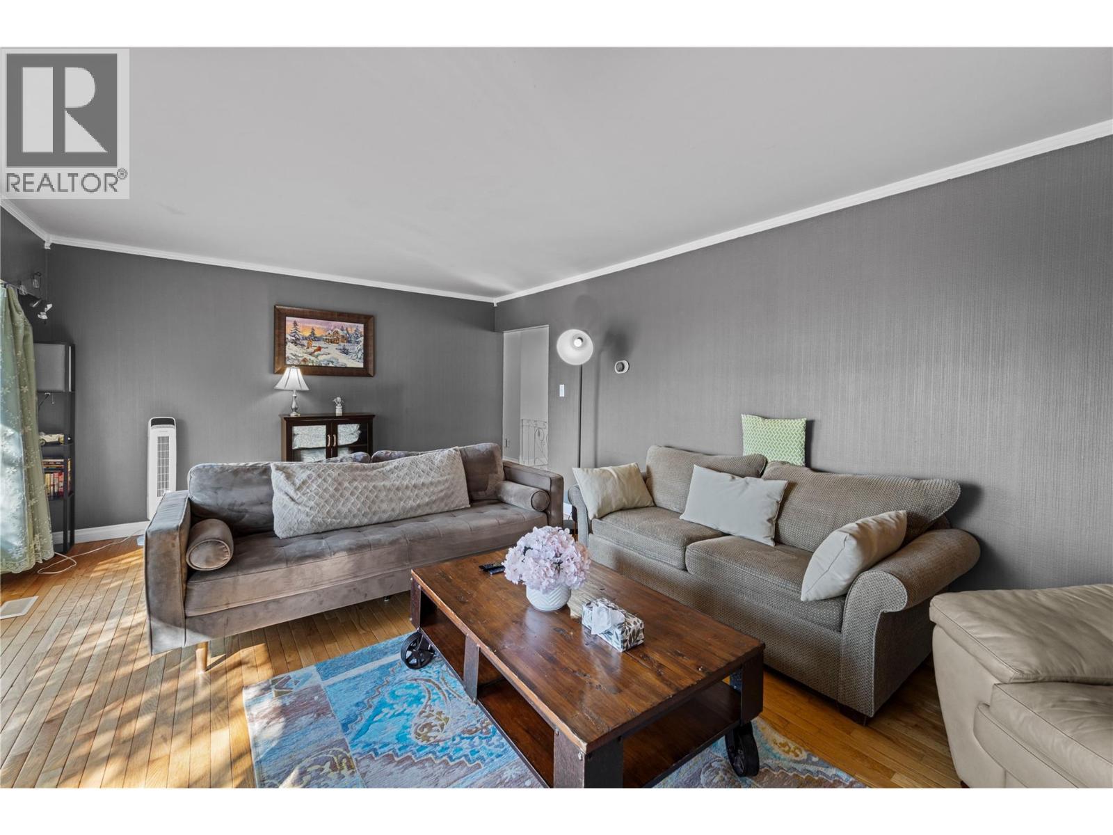 1938 Parker Drive, Merritt, BC - Indoor Photo Showing Living Room