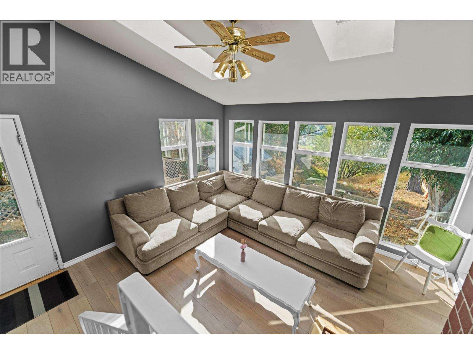 1938 Parker Drive, Merritt, BC - Indoor Photo Showing Living Room