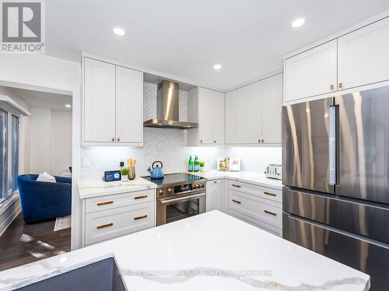 1872 Flintlock Court, Mississauga, ON - Indoor Photo Showing Kitchen With Upgraded Kitchen