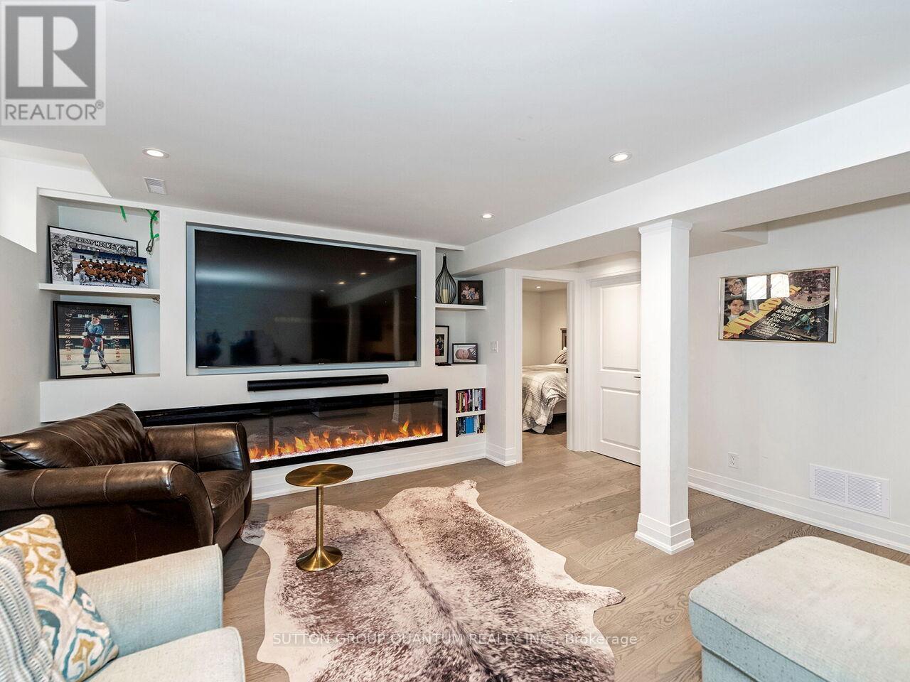 1872 Flintlock Court, Mississauga, ON - Indoor Photo Showing Living Room With Fireplace