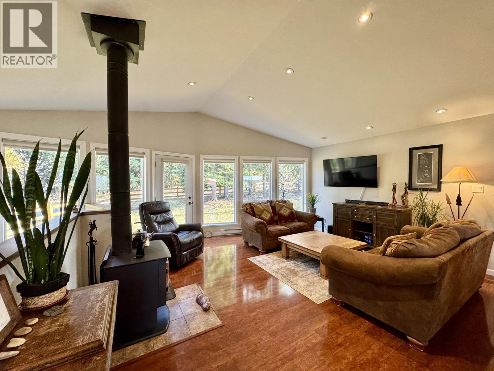 6284 Macabar Road, Deka Lake / Sulphurous / Hathaway Lakes, BC - Indoor Photo Showing Living Room With Fireplace