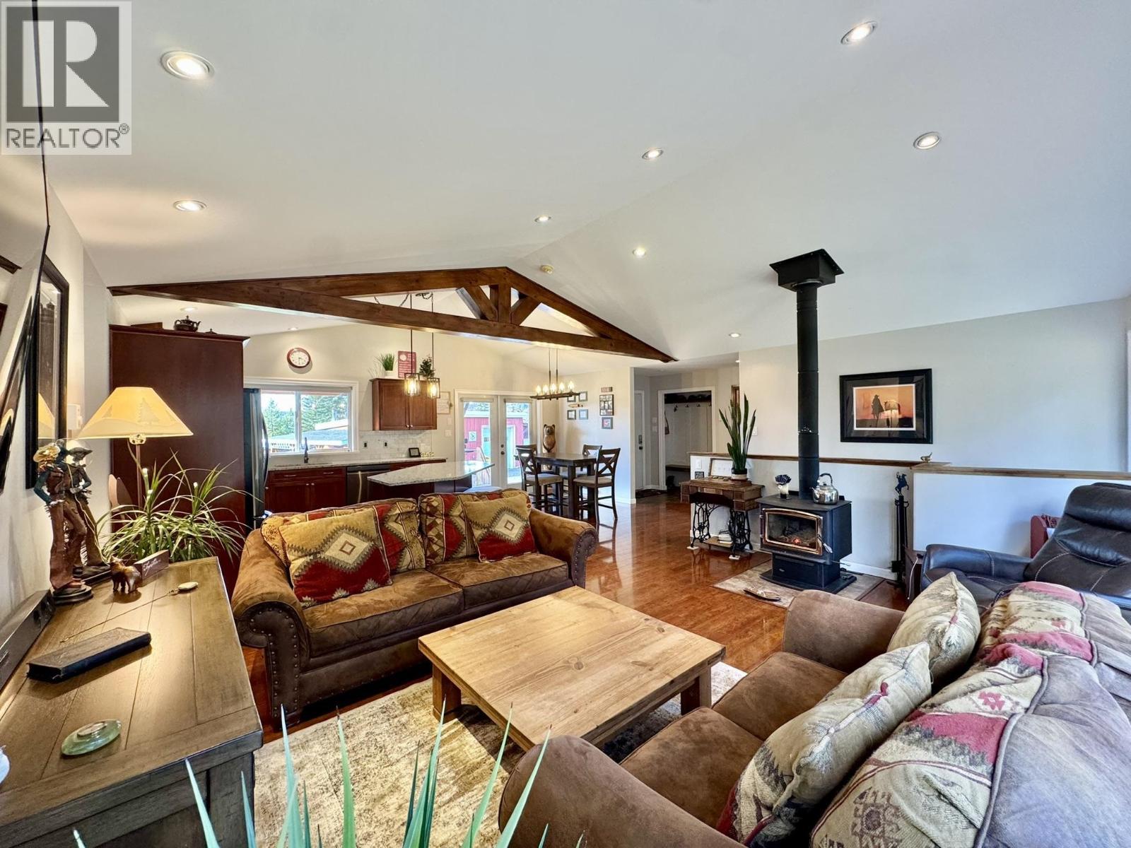 6284 Macabar Road, Deka Lake / Sulphurous / Hathaway Lakes, BC - Indoor Photo Showing Living Room With Fireplace