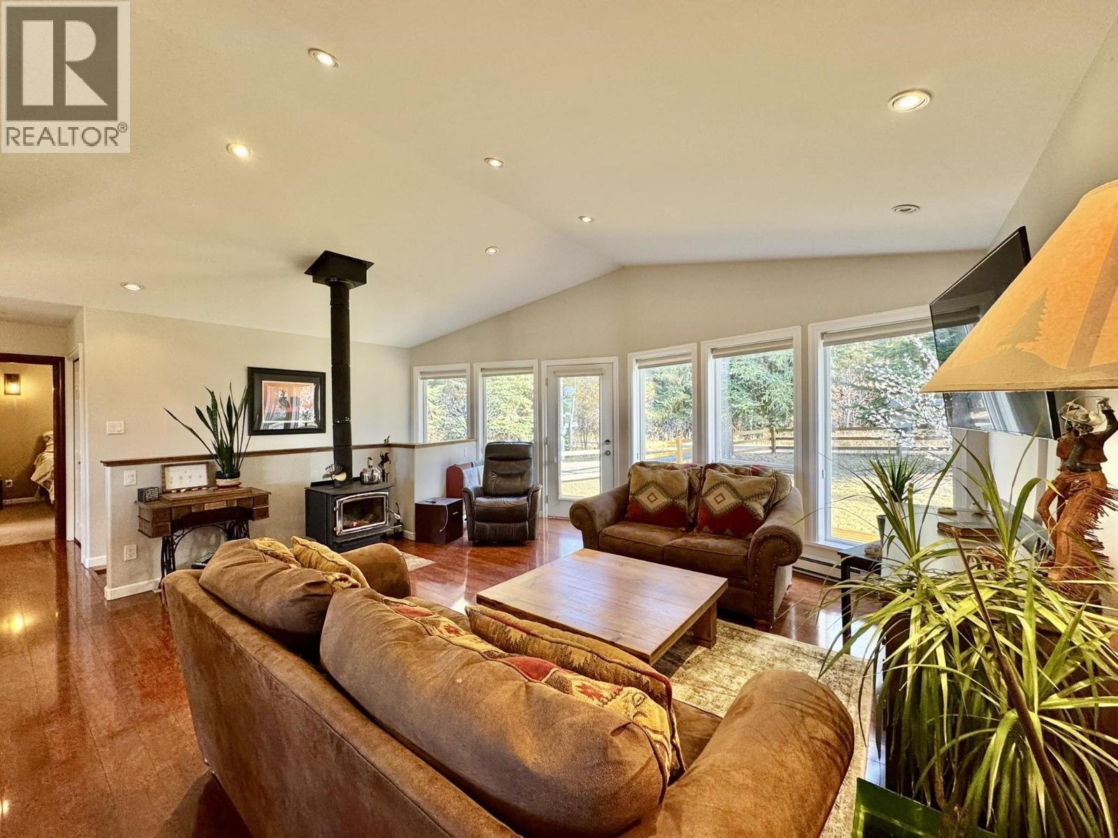 6284 Macabar Road, Deka Lake / Sulphurous / Hathaway Lakes, BC - Indoor Photo Showing Living Room