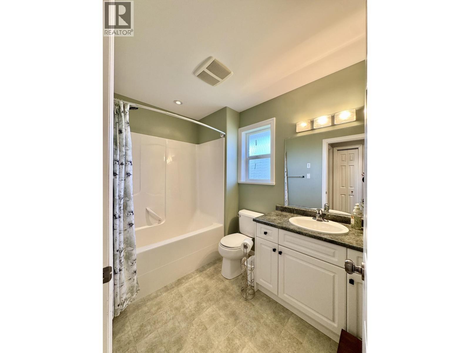 6284 Macabar Road, Deka Lake / Sulphurous / Hathaway Lakes, BC - Indoor Photo Showing Bathroom