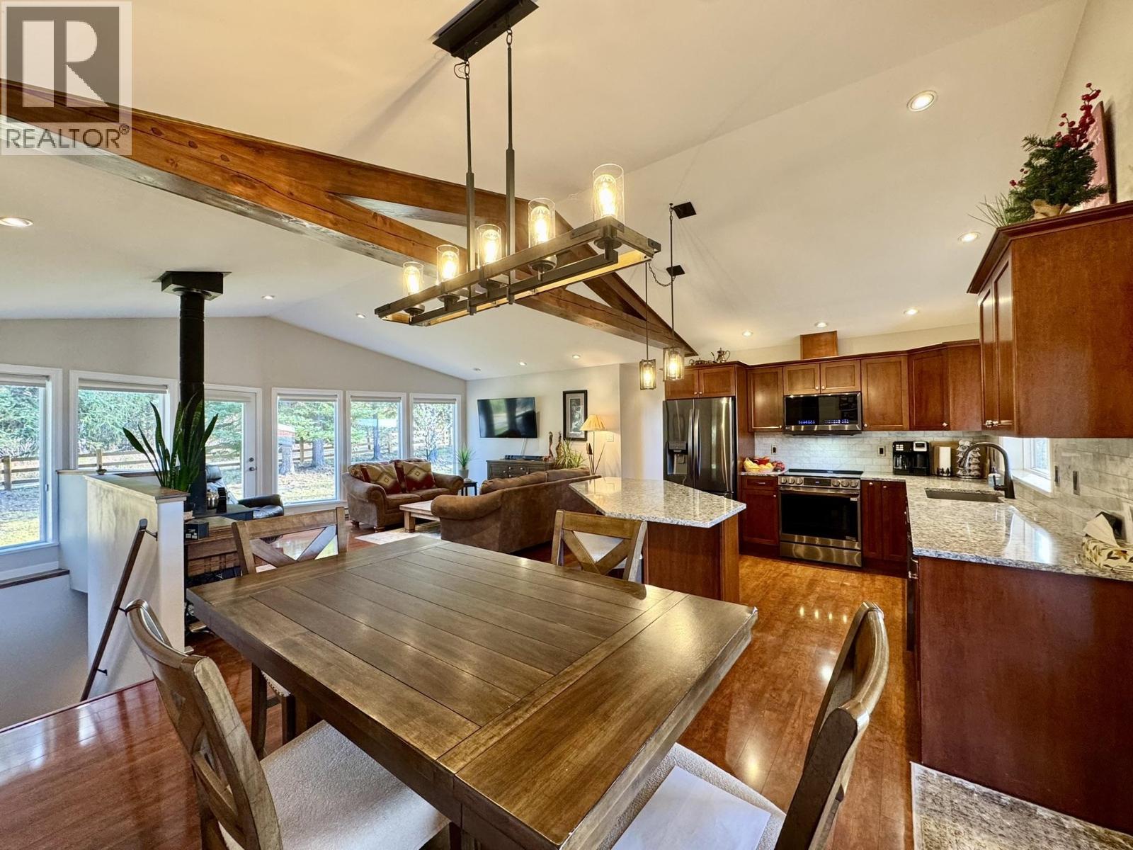 6284 Macabar Road, Deka Lake / Sulphurous / Hathaway Lakes, BC - Indoor Photo Showing Dining Room