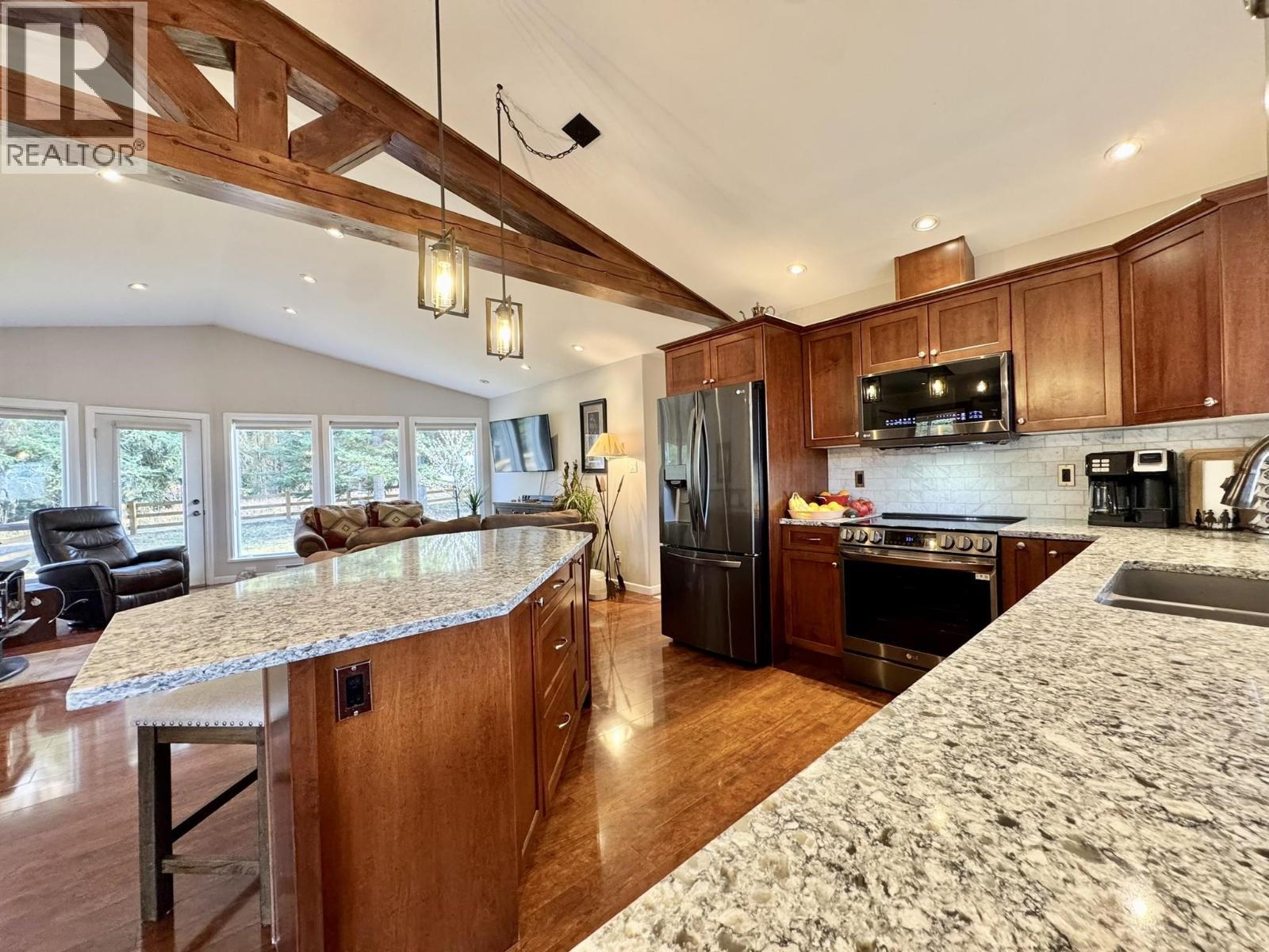 6284 Macabar Road, Deka Lake / Sulphurous / Hathaway Lakes, BC - Indoor Photo Showing Kitchen With Upgraded Kitchen