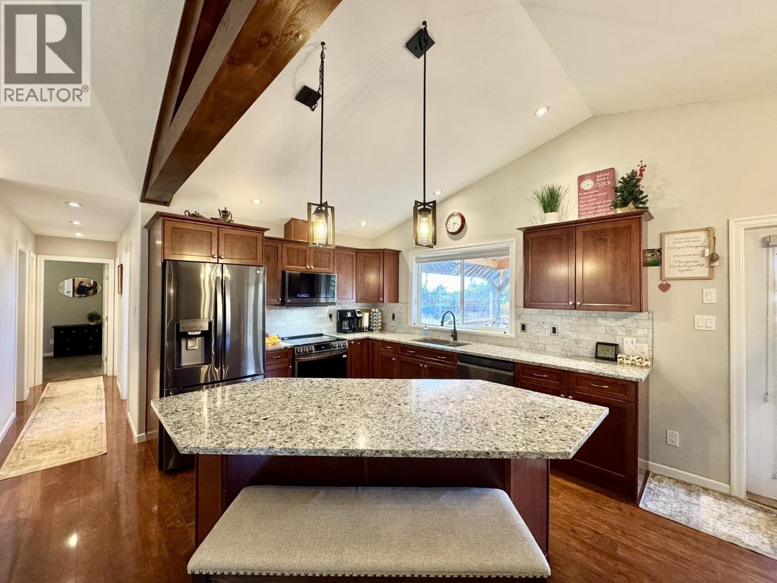 6284 Macabar Road, Deka Lake / Sulphurous / Hathaway Lakes, BC - Indoor Photo Showing Kitchen With Upgraded Kitchen
