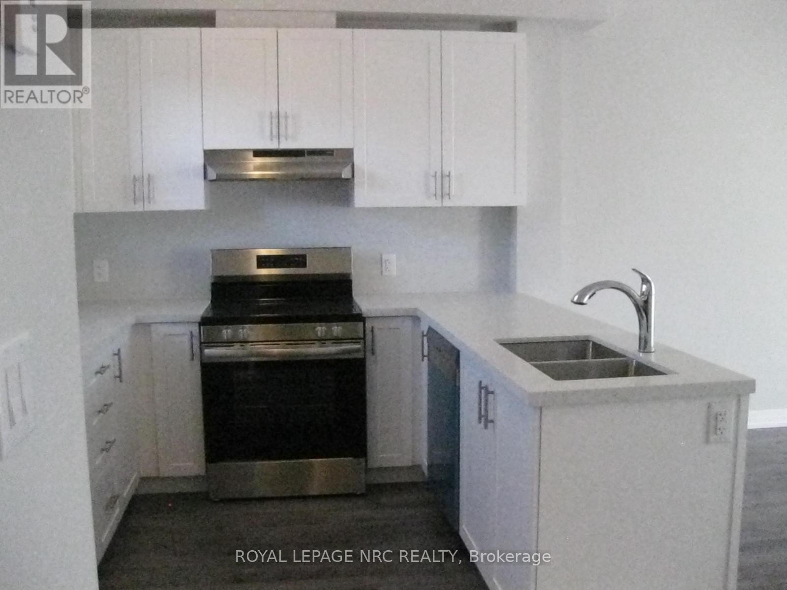 34 - 6705 Cropp Street, Niagara Falls (Morrison), ON - Indoor Photo Showing Kitchen With Double Sink