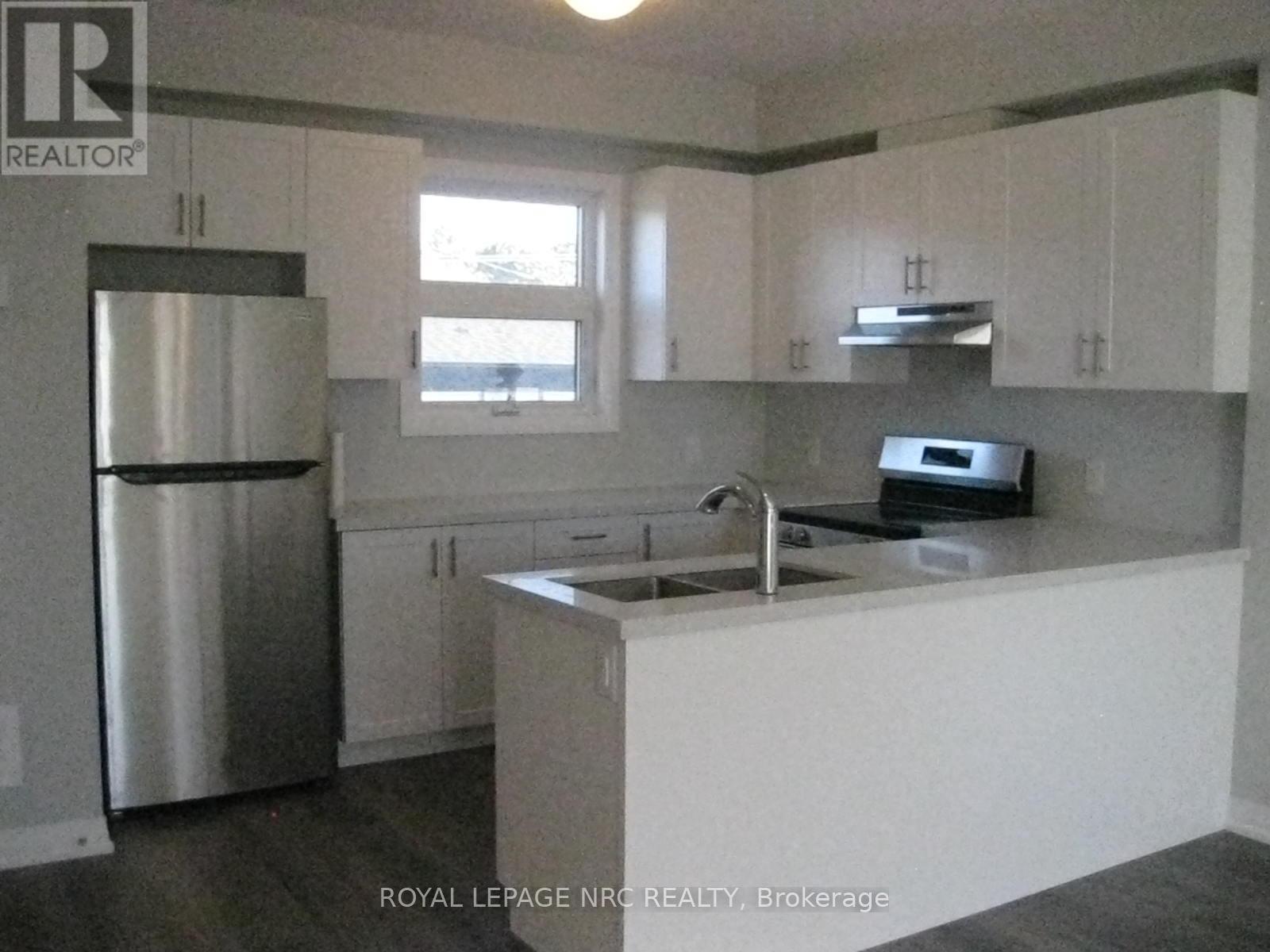 34 - 6705 Cropp Street, Niagara Falls (Morrison), ON - Indoor Photo Showing Kitchen With Double Sink