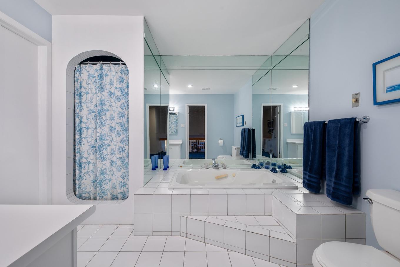 Salle de bains attenante à la CCP - 52 Rue Lebel, Saint-Jean-Sur-Richelieu, QC - Indoor Photo Showing Bathroom