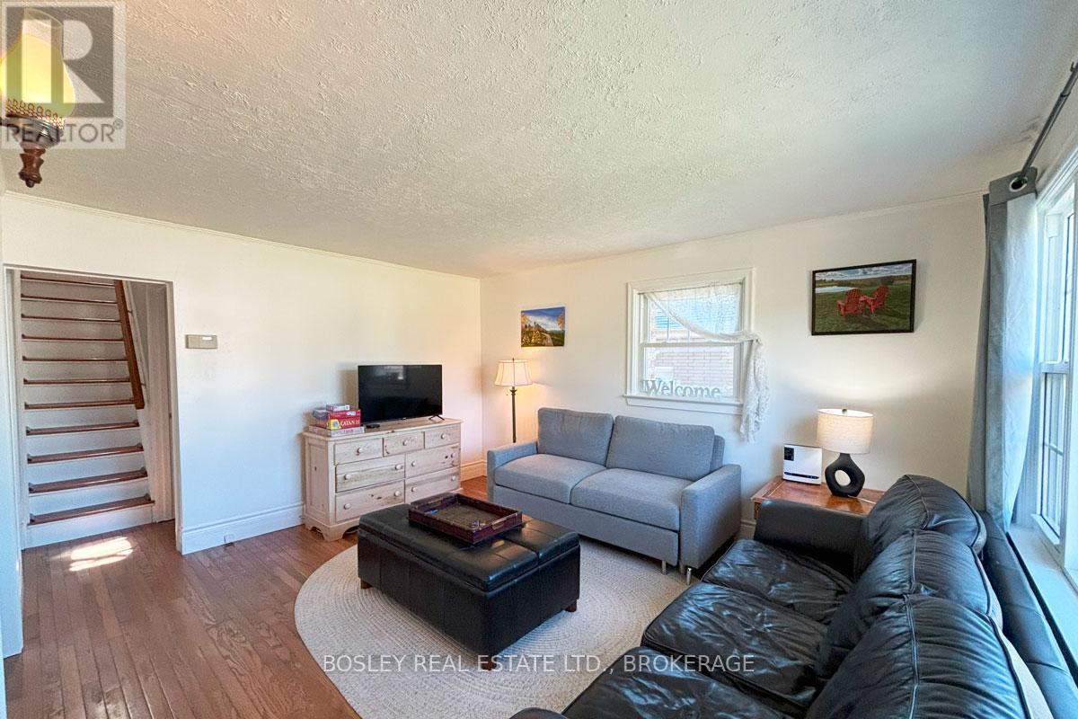 330 Mary Street, Niagara-On-The-Lake (Town), ON - Indoor Photo Showing Living Room