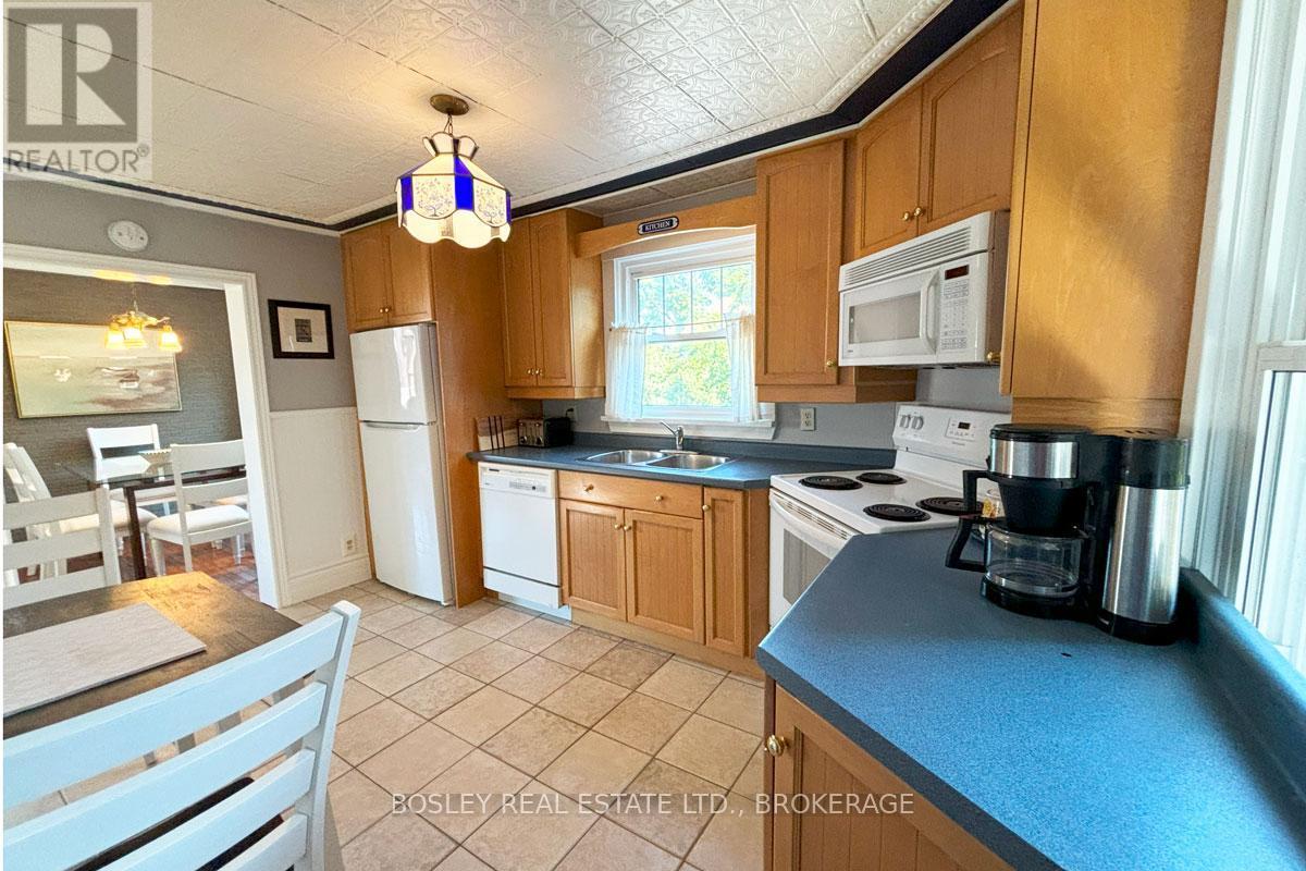 330 Mary Street, Niagara-On-The-Lake (Town), ON - Indoor Photo Showing Kitchen With Double Sink